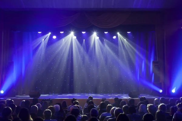 Ljuset från scenen under konserten. — Stockfoto