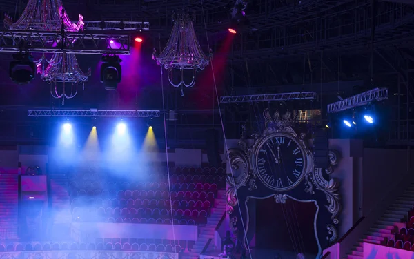 Ljuset från scenen under konserten. — Stockfoto