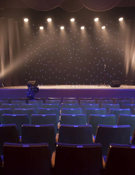 Ljuset från scenen under konserten. — Stockfoto