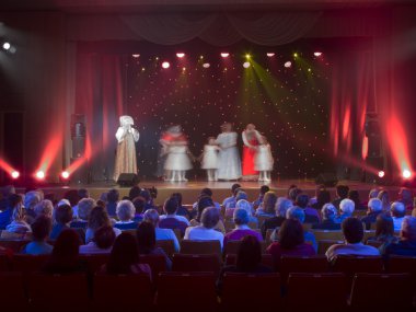 konser sırasında sahneden ışık.