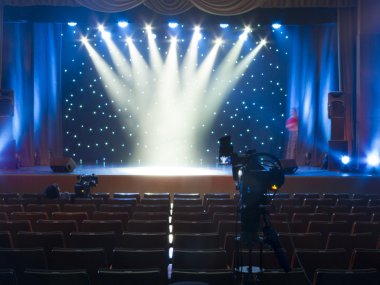 konser sırasında sahneden ışık.