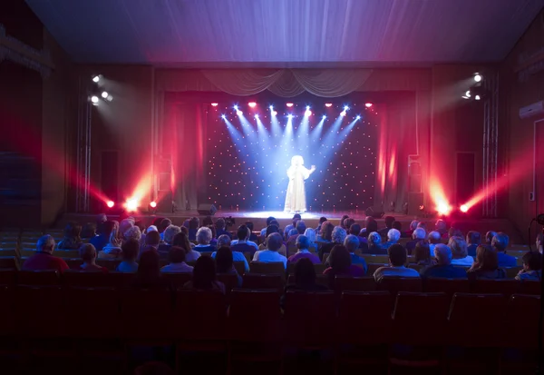 Ljuset från scenen under konserten. — Stockfoto