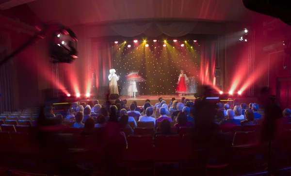 Ljuset från scenen under konserten. — Stockfoto