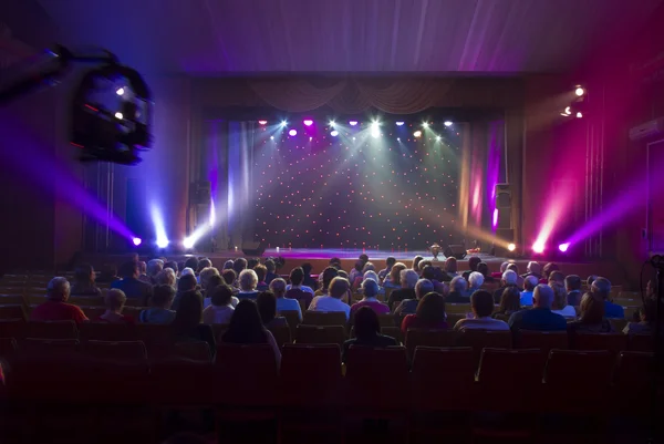 Ljuset från scenen under konserten. — Stockfoto