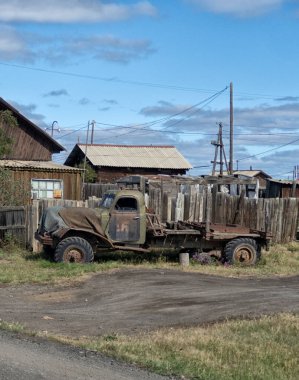 Batagay şehrinde ahşap evler. Yakutia. Rusya.