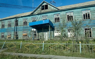 Batagay şehrinde ahşap evler. Yakutia. Rusya.