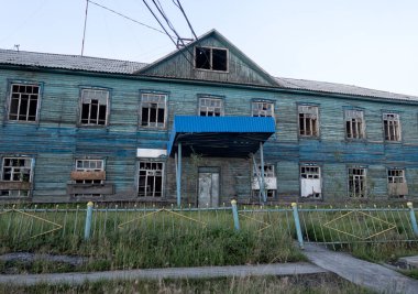 Batagay şehrinde ahşap evler. Yakutia. Rusya.