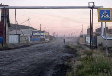 Batagay şehrinde ahşap evler. Yakutia. Rusya.
