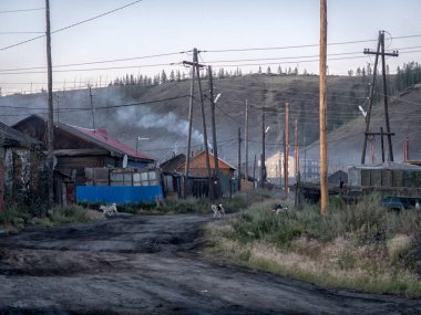 Batagay şehrinde ahşap evler. Yakutia. Rusya.
