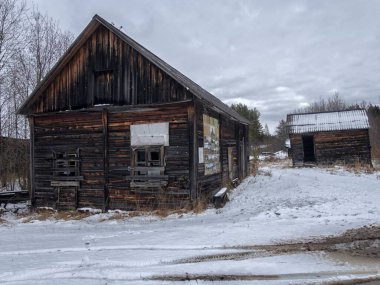 Rus şehirlerinin sokaklarında eski ahşap evler.