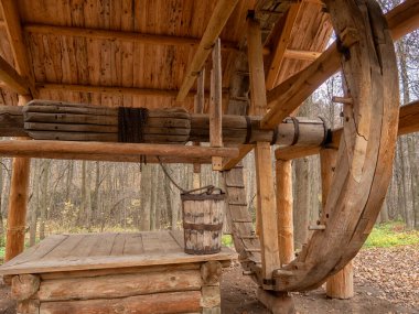 Rus şehirlerinin sokaklarında eski ahşap evler.