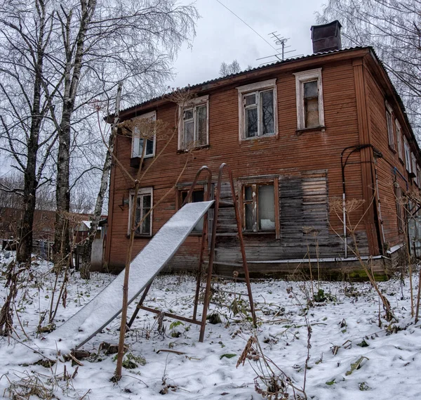 俄罗斯城市街道上的旧木制房屋 — 图库照片
