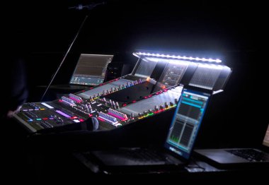 Elektronik ses kontrol paneli, ses denetleyicisinin çeşitli bölümleri kriko hattı ile.