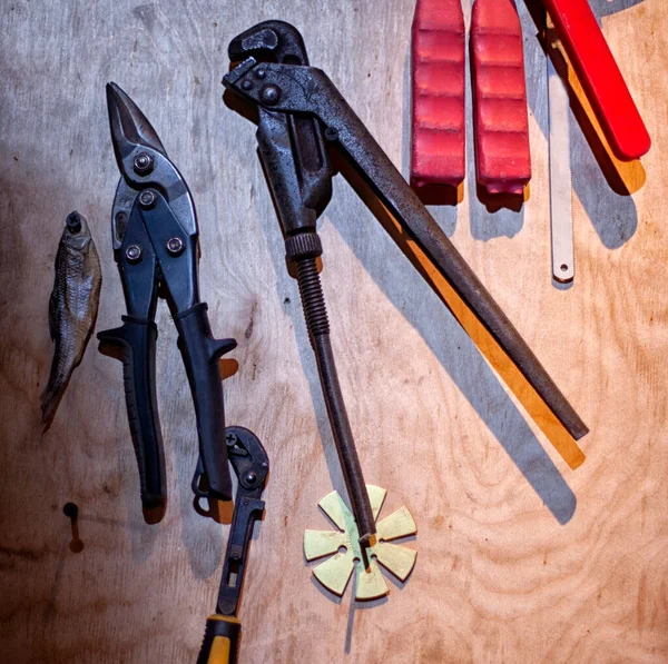 Conjunto de ferramentas de trabalho a bordo de fundo — Fotografia de Stock