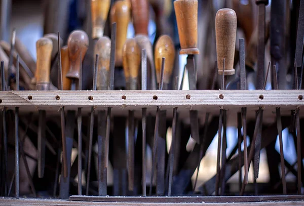 Serie di strumenti di lavoro a bordo sfondo — Foto Stock