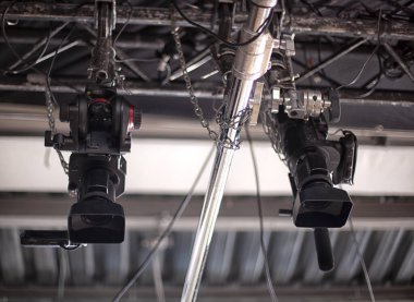 Yemek programının stüdyosunda kamera var..