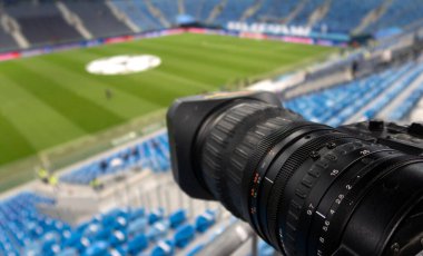 Futbol stadyumundaki TV kamerası..