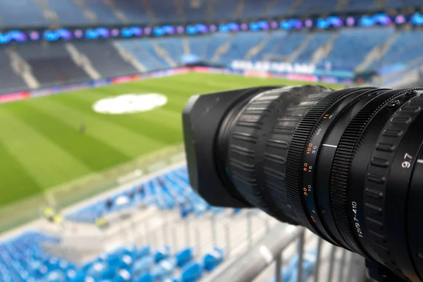 サッカースタジアムのテレビカメラは — ストック写真