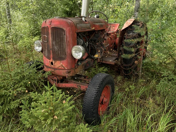 Un viejo tractor oxidado en desuso en el bosque. —  Fotos de Stock
