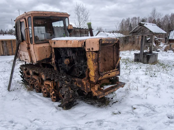 Zrezivělý starý nepoužívaný traktor v lese. — Stock fotografie