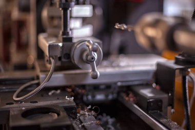 Profesyonel torna makinesi üretiyorum. Sanayi konsepti. Programlanabilir modern dijital torna..