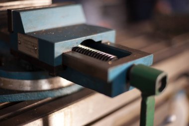 Profesyonel torna makinesi üretiyorum. Sanayi konsepti. Programlanabilir modern dijital torna..