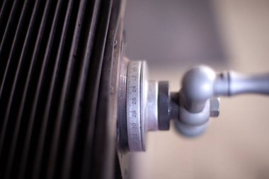 Profesyonel torna makinesi üretiyorum. Sanayi konsepti. Programlanabilir modern dijital torna..