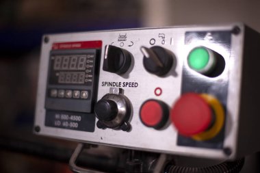 Profesyonel torna makinesi üretiyorum. Sanayi konsepti. Programlanabilir modern dijital torna..