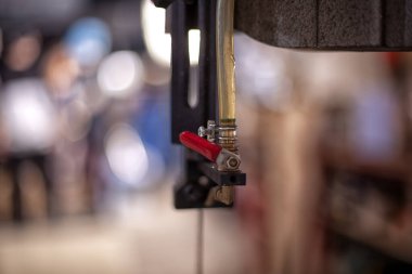 Profesyonel torna makinesi üretiyorum. Sanayi konsepti. Programlanabilir modern dijital torna..