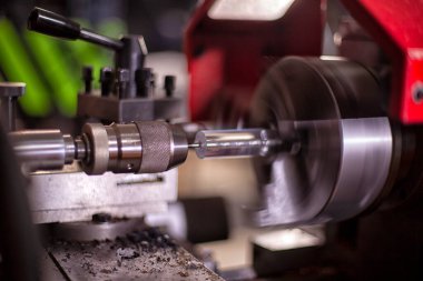 Torna tezgahında matkapla delik aç..