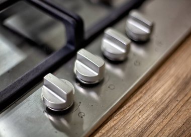 Mutfak ekipmanları ve mutfak aletleri mutfaktaki masada..