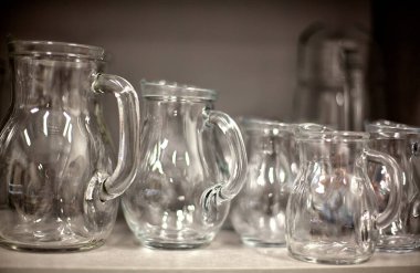 Mutfak ekipmanları ve mutfak aletleri mutfaktaki masada..