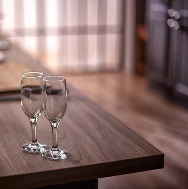 Mutfak ekipmanları ve mutfak aletleri mutfaktaki masada..