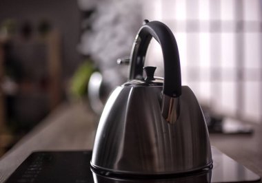 Mutfak ekipmanları ve mutfak aletleri mutfaktaki masada..