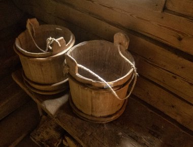 Mutfak ekipmanları ve mutfak aletleri mutfaktaki masada..