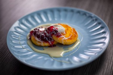 Ev mutfağında hazırlanmış hamur işleri ve tatlılar.