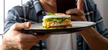 Mutfakta yumurta ve ev mutfağındaki yumurtalardan yapılan bulaşıklar..