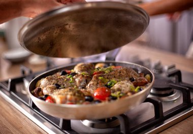 Et ve kümes hayvanlarına yakın çekim ve ev mutfağında pişirilen yemekler