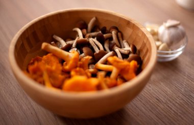 Ev mutfağında pişirilen mantar ve yemeklere yakın çekim