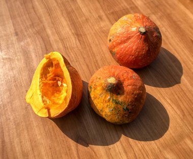 Ev mutfağında pişirilen sebze ve yemeklere yakın çekim