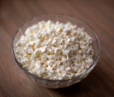 Ev mutfağında bir tabakta duran peynirin yakın plan fotoğrafı.