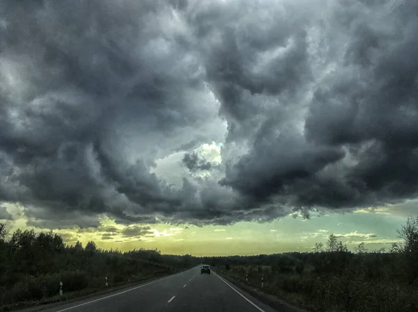 Вид Машины Дорогу Темными Облаками — стоковое фото