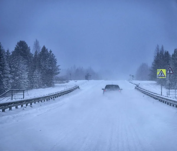Utsikt Från Bilen Snöig Vinterväg — Stockfoto