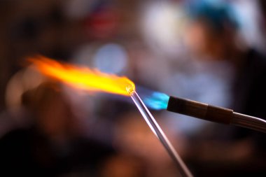 Gaz ocağı pirinçten yapılmış ve içinden alev fışkırıyor..