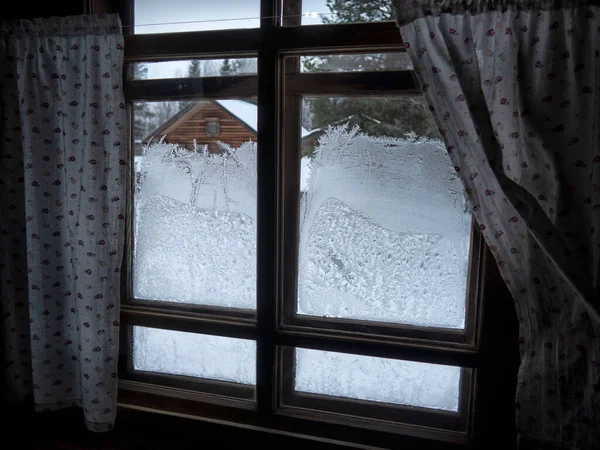 Patrón escarchado en ventana en temporada de invierno. — Foto de Stock