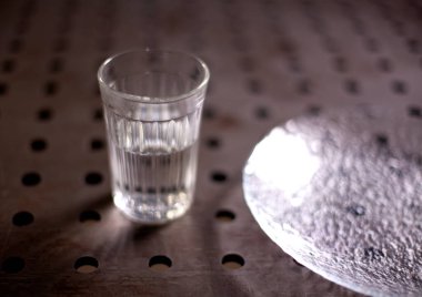 Deneyler için ekipman. Okul laboratuarı. Benzin karıştırıcısı. Tarzlı fotoğraf. Karmaşık ekipmanlar çalışıyor. Seçici odaklanma. Bilim ve öğrenim.