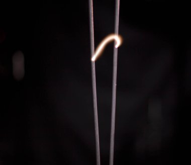 Deneyler için ekipman. Okul laboratuarı. Benzin karıştırıcısı. Tarzlı fotoğraf. Karmaşık ekipmanlar çalışıyor. Seçici odaklanma. Bilim ve öğrenim.