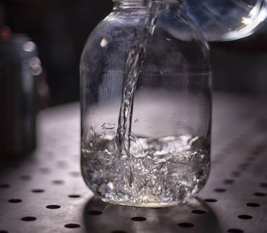 Okul müfredatından fizik ve kimya üzerine görsel deneyler.