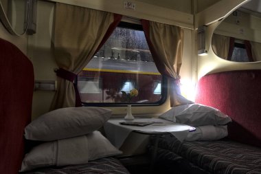 Trenin klasik vagonunun içi. Kompartıman vagonunun içi. Yolcu vagonu. Yolcu treninin yataklı vagonu.