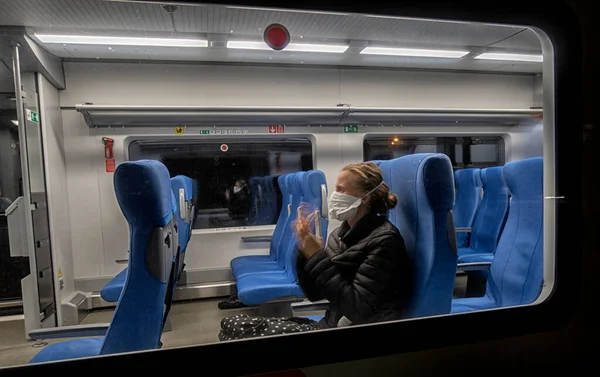 Trenin klasik vagonunun içi. Kompartıman vagonunun içi. Yolcu vagonu. Yolcu treninin yataklı vagonu.